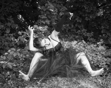 Cadılar üzerinde cadı. Cadılar Bayramı. Gotik gelin. Siyah ve beyaz fotoğraf.