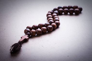 ahşap arka plan üzerinde tespih