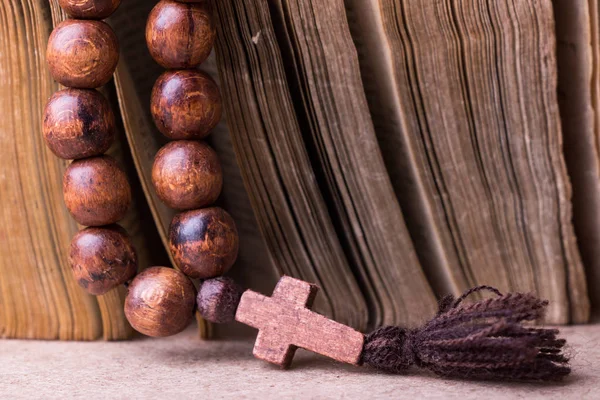 Rosenkransen på Bibeln på en trä bakgrund. Helig bok. — Stockfoto