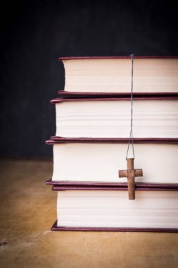 Ahşap arka plan üzerinde İncil üzerine kahverengi çapraz. Kutsal kitap.