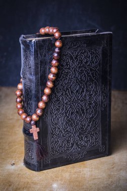 Tesbih ahşap arka plan üzerinde İncil üzerine. Kutsal kitap.