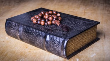 Tesbih ahşap arka plan üzerinde İncil üzerine. Kutsal kitap.