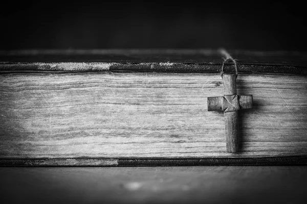 Cruza la Biblia sobre un fondo de madera. Libro sagrado. Fotografía en blanco y negro —  Fotos de Stock