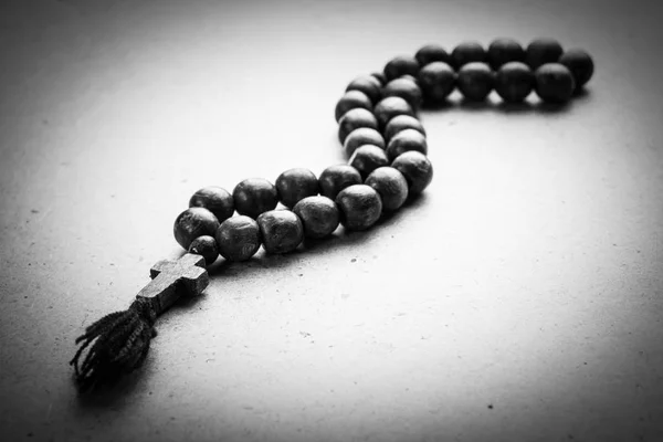 Rosaire sur fond de bois. Photographie noir et blanc — Photo