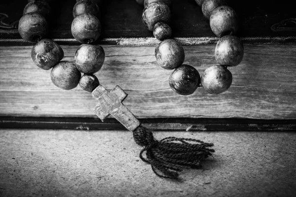 Rosaire sur la Bible sur un fond de bois. Bon sang. Photographie noir et blanc — Photo