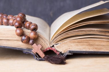 Tesbih ahşap arka plan üzerinde İncil üzerine. Kutsal kitap.