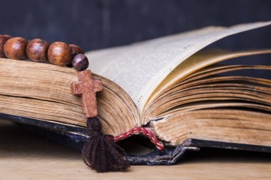 Tesbih ahşap arka plan üzerinde İncil üzerine. Kutsal kitap.