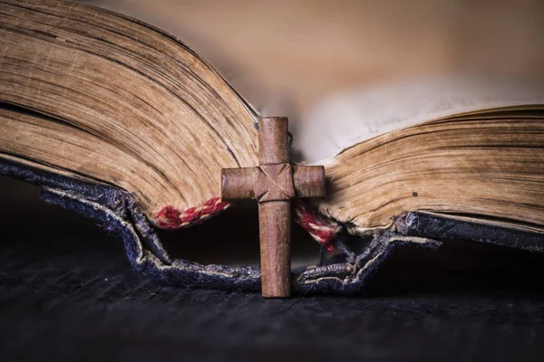 Cruz marrón en la Biblia sobre un fondo de madera. Libro sagrado . —  Fotos de Stock