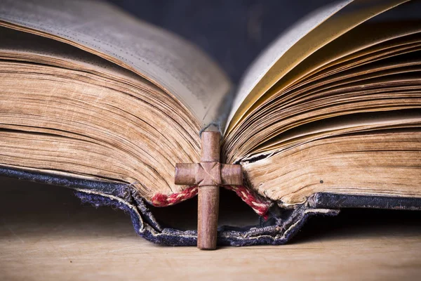 Καφέ σταυρό για την Αγία Γραφή σε ένα ξύλινο υπόβαθρο. Ιερό βιβλίο. — Φωτογραφία Αρχείου