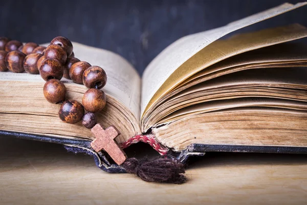 Rosenkransen på Bibeln på en trä bakgrund. Helig bok. — Stockfoto