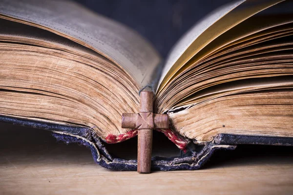 Καφέ σταυρό για την Αγία Γραφή σε ένα ξύλινο υπόβαθρο. Ιερό βιβλίο. — Φωτογραφία Αρχείου