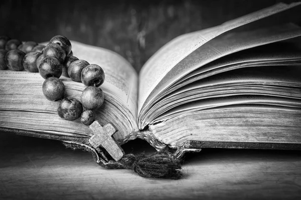 在一个木制的背景上的圣经 》 的念珠。圣书。黑白摄影 — 图库照片