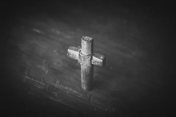 Croce su uno sfondo di legno nero. Fotografia in bianco e nero — Foto Stock