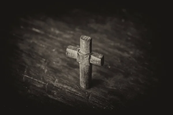 Cruz marrom em um fundo de madeira preta — Fotografia de Stock