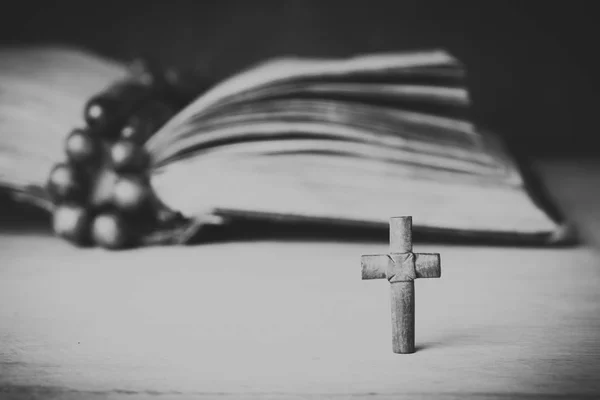 Σταυρός για την Αγία Γραφή σε ένα ξύλινο υπόβαθρο. Ιερό βιβλίο. Μαύρο και άσπρο φωτογραφία — Φωτογραφία Αρχείου