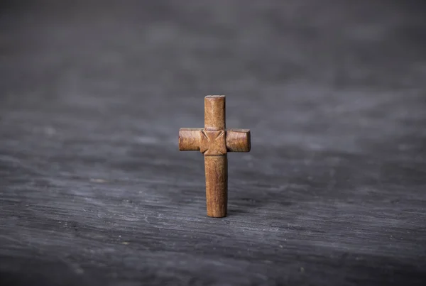 Καφέ σταυρό σε μαύρο φόντο ξύλινη — Φωτογραφία Αρχείου