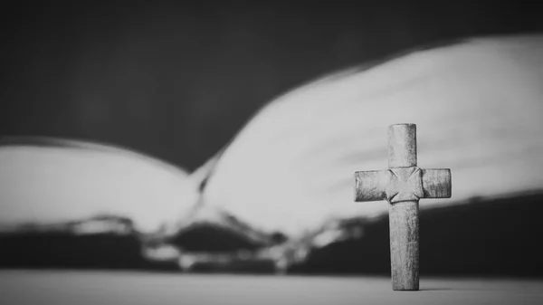 Cross på Bibeln på en trä bakgrund. Heliga bok. Svartvitt fotografi — Stockfoto