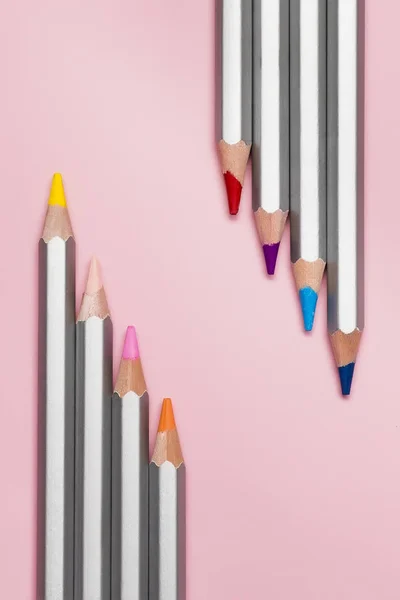 ピンクの背景を描画するための色鉛筆のセット. — ストック写真