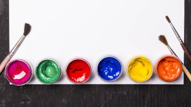 Parlak boya çok renkli, beyaz ve siyah ahşap arka plan fırçalar. Sanatçı için ayarlayın. Eğitim.