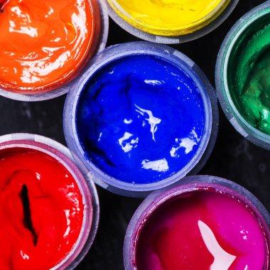 Siyah ahşap zemin üzerine parlak çok renkli boya. sanatçı için. Eğitim.