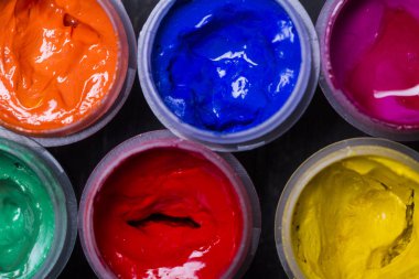 Siyah ahşap zemin üzerine parlak çok renkli boya. sanatçı için. Eğitim.