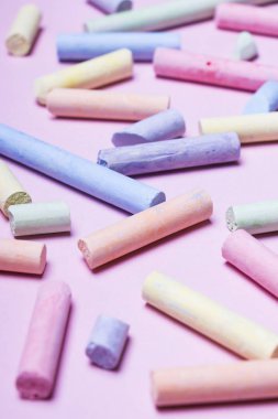 Pembe bir arka plan üzerinde renkli boya kalemi