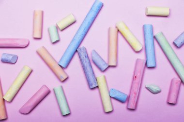 Pembe bir arka plan üzerinde renkli boya kalemi