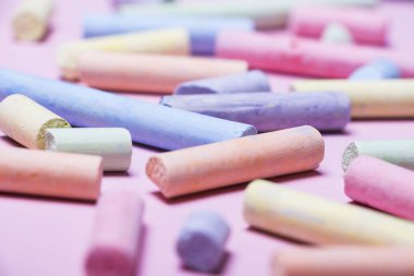 Pembe bir arka plan üzerinde renkli boya kalemi