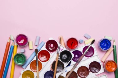 Parlak renkli boya, pastel, boya kalemi, kalem, fırça bir pembe. Sanatçı için ayarlayın. Eğitim.