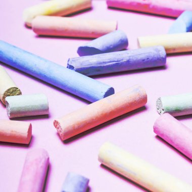 Pembe bir arka plan üzerinde renkli boya kalemi