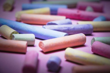 Pembe bir arka plan üzerinde renkli boya kalemi