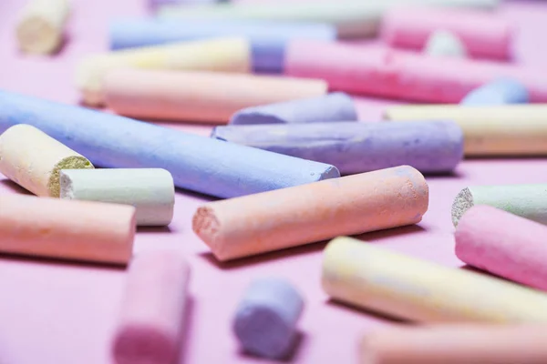 Pembe bir arka plan üzerinde renkli boya kalemi