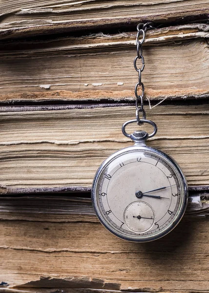 Reloj en decadencia en el fondo de viejos libros de mala calidad . — Foto de Stock