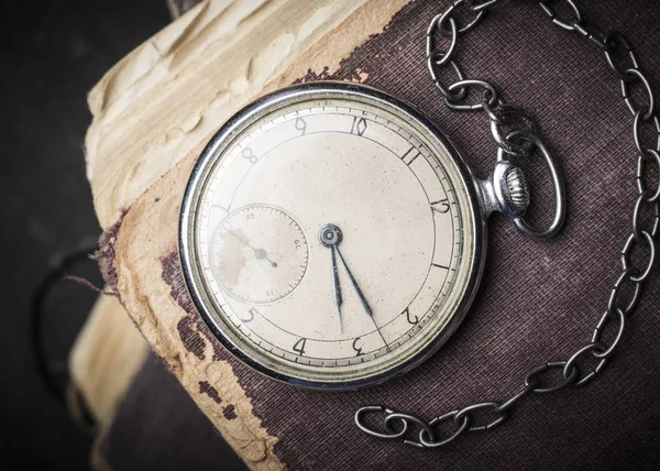 Reloj en decadencia en el fondo de viejos libros de mala calidad . —  Fotos de Stock