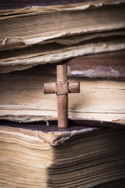 木製の背景上で聖書にクロス ブラウン神聖な本. — ストック写真