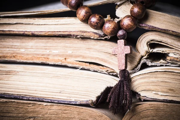 Розарий на Библии на деревянном фоне. Священная книга . — стоковое фото