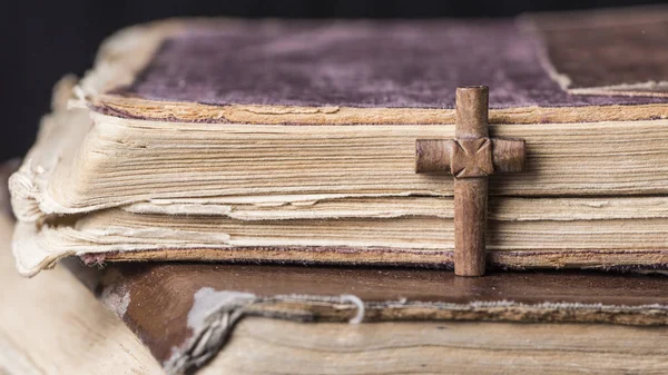 Cruz marrón en la Biblia sobre un fondo de madera. Libro sagrado . —  Fotos de Stock