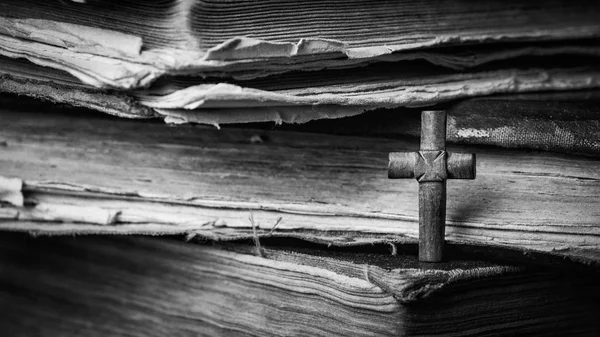 Καφέ σταυρό για την Αγία Γραφή σε ένα ξύλινο υπόβαθρο. Ιερό βιβλίο. Μαύρο και άσπρο φωτογραφία — Φωτογραφία Αρχείου