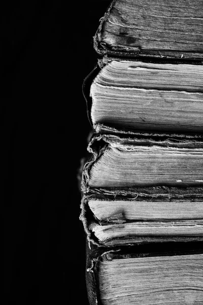Παλιό ερειπωμένο σοφός βιβλία σε σκούρο φόντο. Μαύρο και άσπρο φωτογραφία — Φωτογραφία Αρχείου