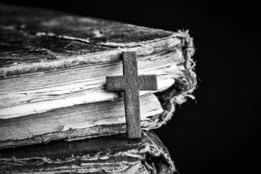 Ahşap arka plan üzerinde İncil üzerine çapraz. Kutsal kitap. Siyah beyaz fotoğraf