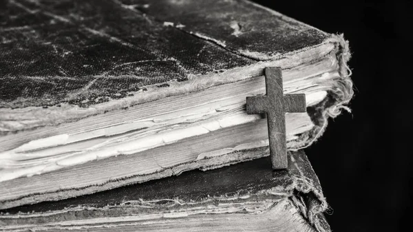 Коричневый крест на Библии на деревянном фоне. Священная книга . — стоковое фото