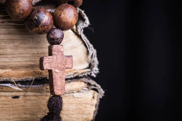 Croix brune sur la Bible sur un fond en bois. Saint livre . — Photo