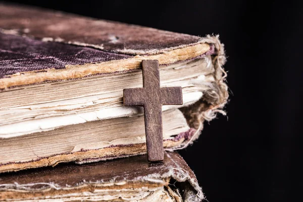 Cruz marrón en la Biblia sobre un fondo de madera. Libro sagrado . —  Fotos de Stock