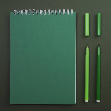 Yeşil arka imleçli defter