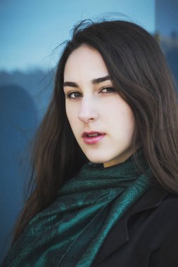 Esmer kız Gadget telefon ile. İletişim ve iş kavramı.