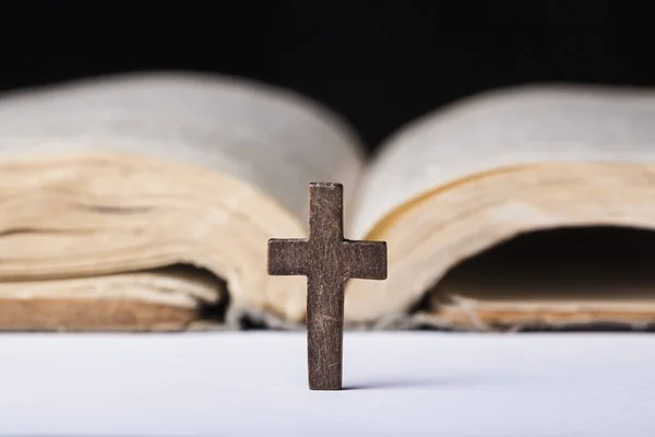 Cruz marrón en la Biblia sobre un fondo de madera. Libro sagrado . —  Fotos de Stock