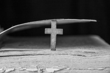 İncil'in üzerine çapraz. Kutsal kitap. Siyah beyaz fotoğraf