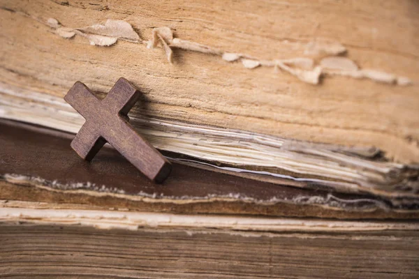 Cruz castanha na Bíblia. Livro sagrado . — Fotografia de Stock