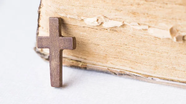 Brązowy krzyż na Biblii. Święta Księga. — Zdjęcie stockowe
