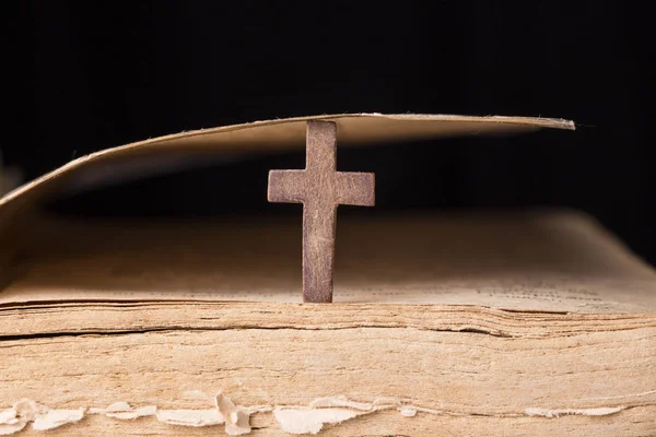 Коричневый крест на Библии. Священная книга . — стоковое фото